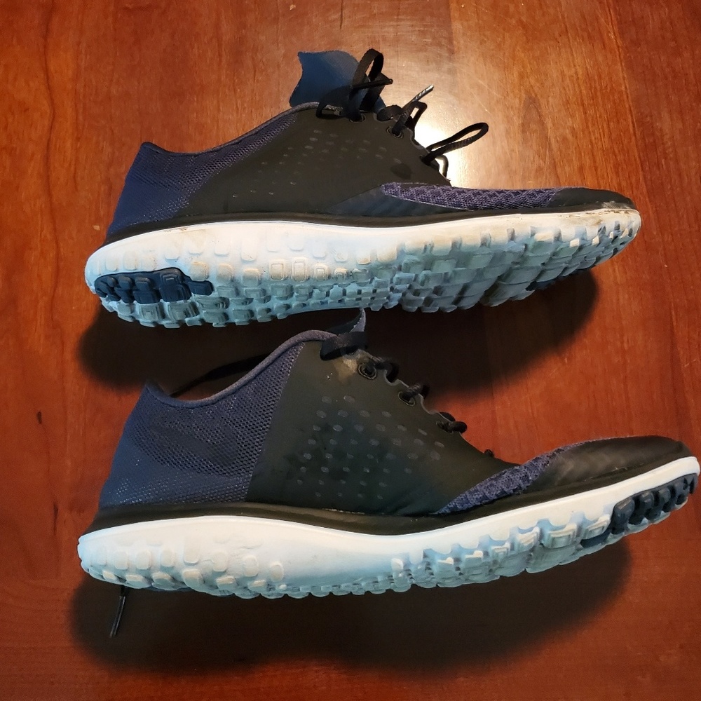 Nike Mens fly 2 shoes are a size 9.5. Super lightw casual and cool